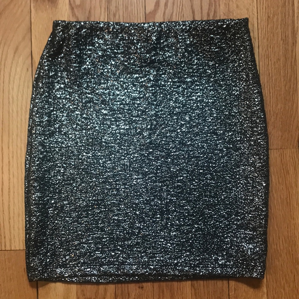 Shimmery silver miniskirt- small - Picture 2 of 4